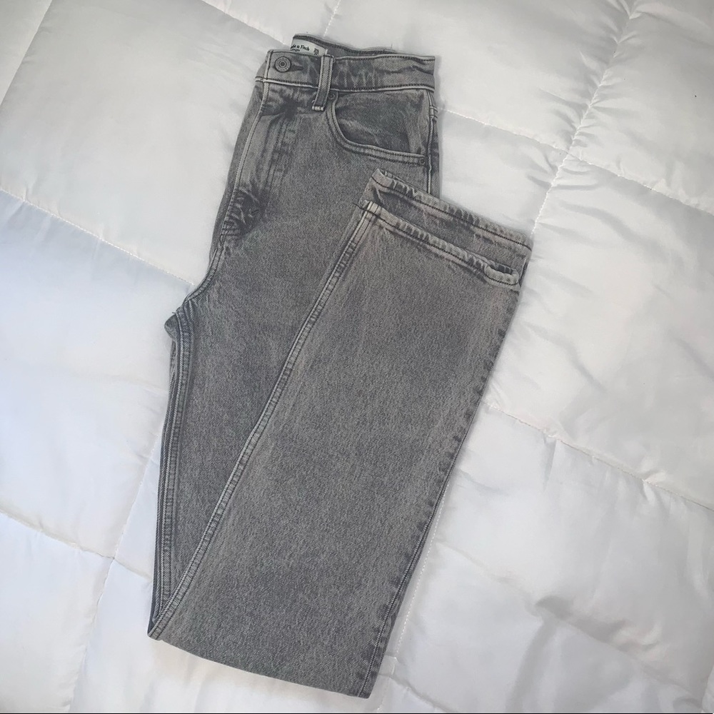 A&F Ultra High Rise 90s Straight Jeans - Gray Wash - 25/0L